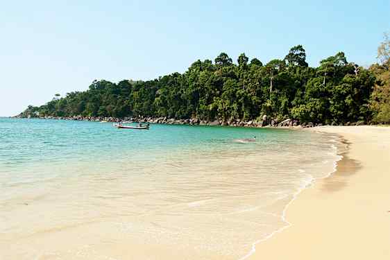 Khao Lakin vaaleahiekkainen ranta. Taustalla vehreää kavillisuutta.