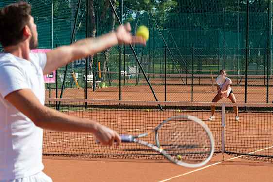 Tennismaila ja palloja