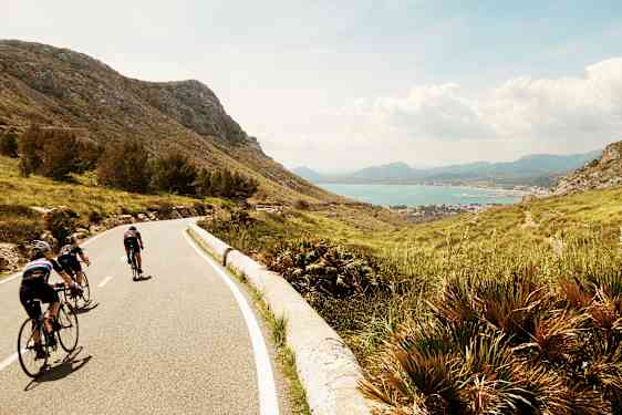 Pyöräilijöitä maantiellä