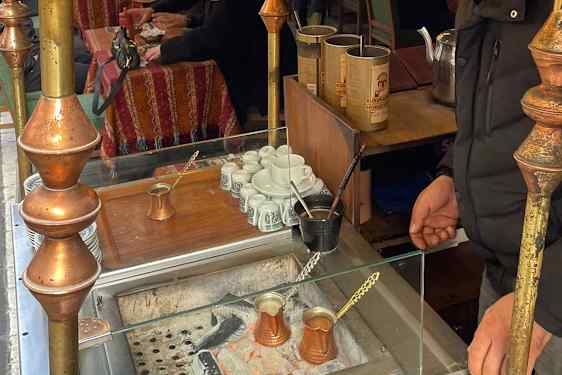 Kaffen vKahvi lämmitetään hiilien päällä.armes op over kul