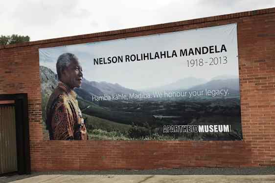 Apartheid Museumin mainostaulu jossa Nelson Mandelan kuva.