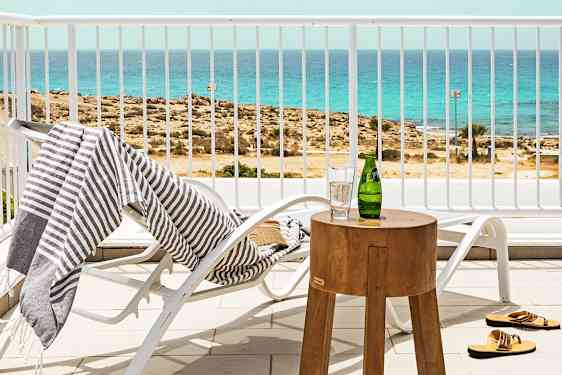 Aurinkotuoli ja upea merinäköala