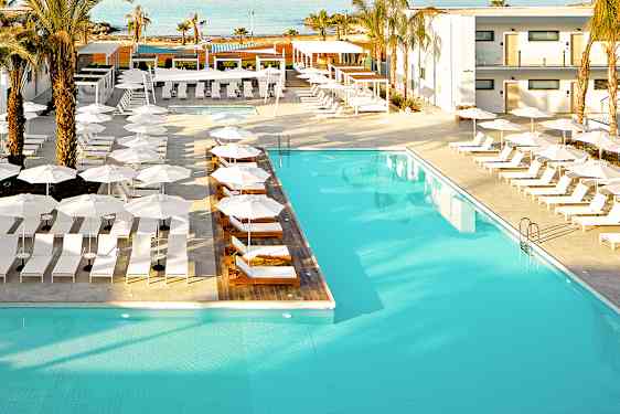 Upea uima-allasalue aurinkotuoleineen