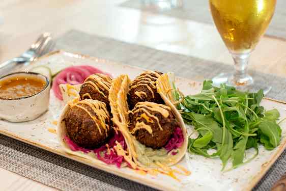 Herkullinen tapasannos juomineen