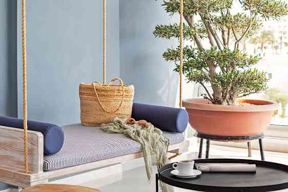 Kutsuva keinu ja kahvikuppi pöydällä