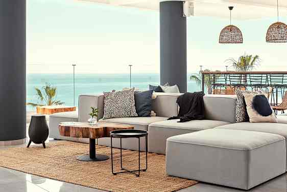 Muhkea sohvaryhmä ja paljon tyynyjä sekä hieno merinäköala