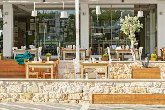 Vangelis taverna Protaraksessa