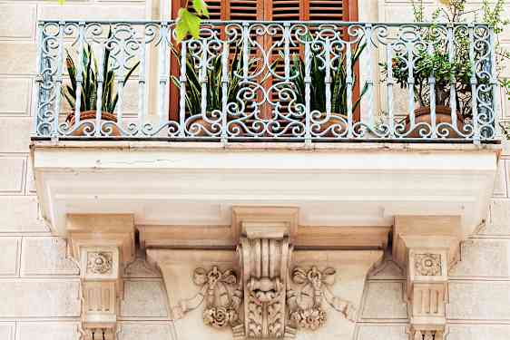 Viehättävä parveke viherkasveineen Palmassa