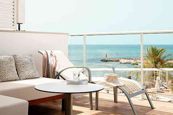 Sunprime Waterfront – näkymä kalustetulta parvekkeelta merelle