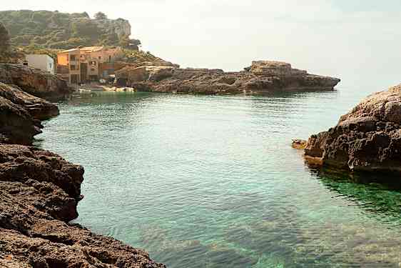 Jyhkeät kalliot uimapoukaman ympärillä