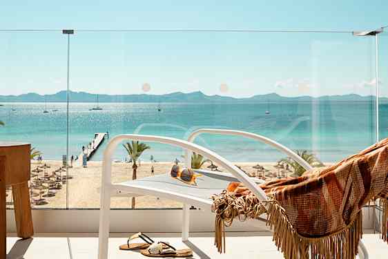 Upea maisema Sunwung Alcudia Beachin parvekkeelta rannalle ja merelle