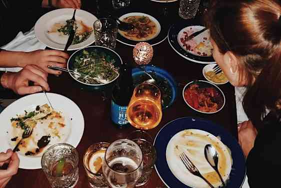 Pöytä täynnä ruokaa