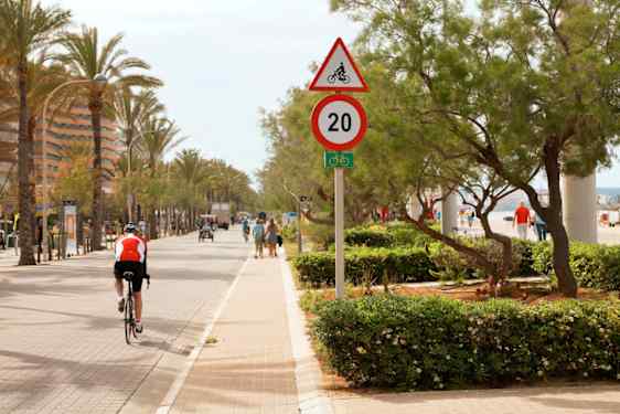 Pyöräilijöitä maantiellä Mallorcalla