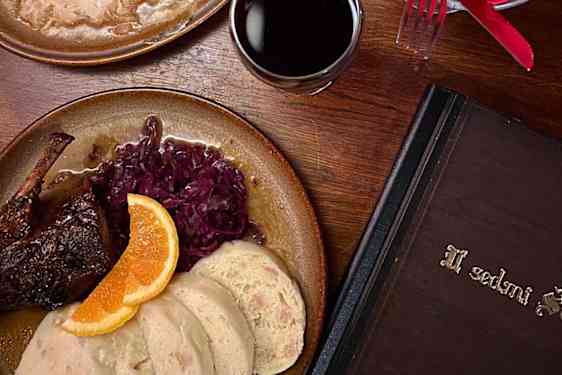 Paikallista ruokaa Tavern of Seven Swabian -ravintolassa