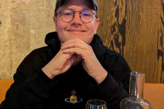 Tyytyväinen ravintola-asiakas Vilnassa