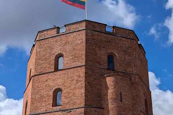 Liettuan lippu liehuu Gediminaksen tornissa