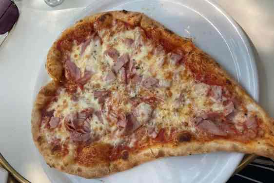 Kuka lapsi sanoisi ei sydämenmuotoiselle pizzalle?