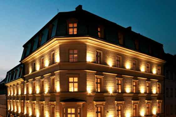 Vacker byggnad vid julmarknad i prag