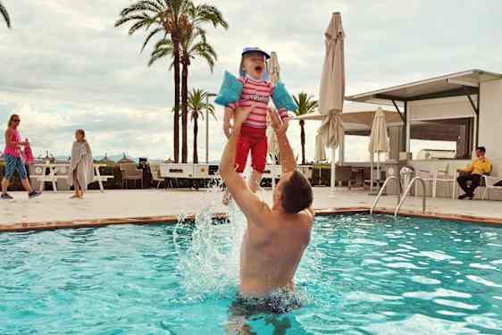 Isä ja lapsi hotellin uima-altaassa, Sunwing Alcudia Beach