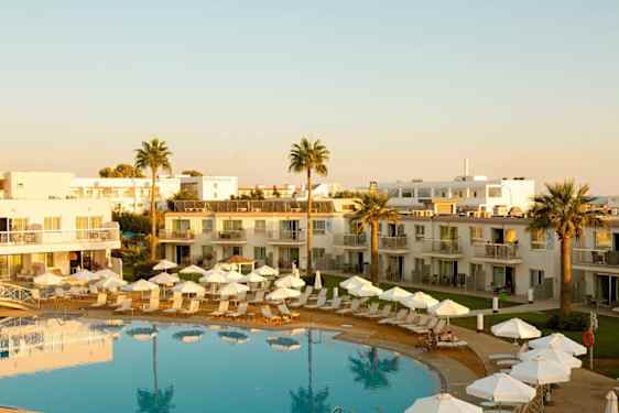 Hotellin allasalue ja infinity-allas