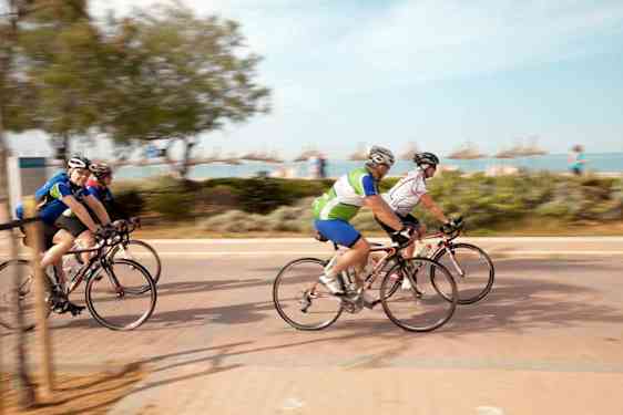 Ryhmä pyöräilijöitä