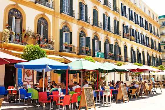 Ihana tunnelma Malagassa kadulla, jossa on kahviloita