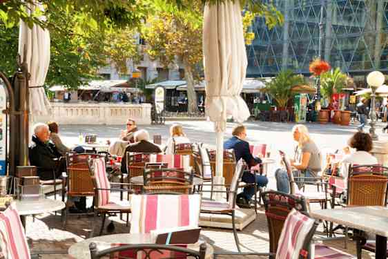 Ihmisiä Budapestissa ravintolan terassilla