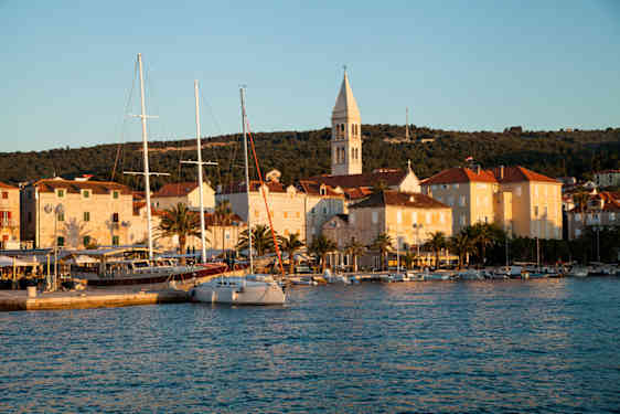 Veneitä ja vaaleitä kivitaloja Supetarin venesatamassa