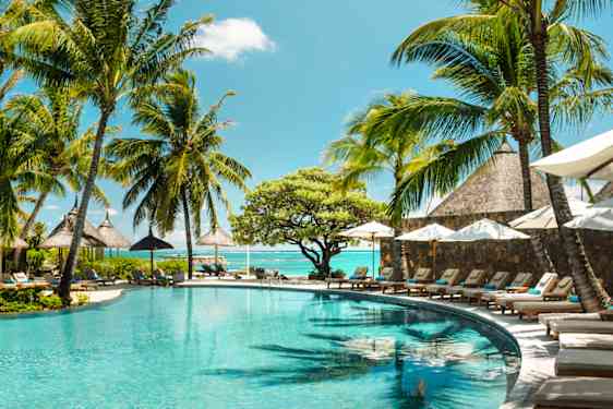 Uima-allas Constance Belle Mare Plage -hotellissa Mauritiuksella.