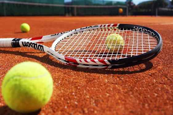 Tennismaila ja -palloja