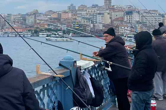 Paikallisia kalastajia Galatan sillalla