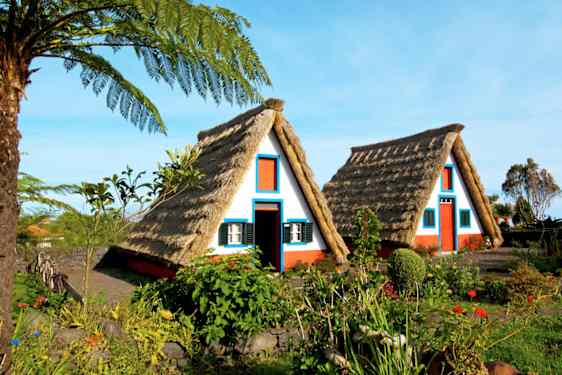 Santanan olkikattoiset talot