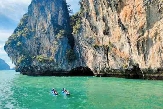 Jyrkät kalliot kohoavat merestä