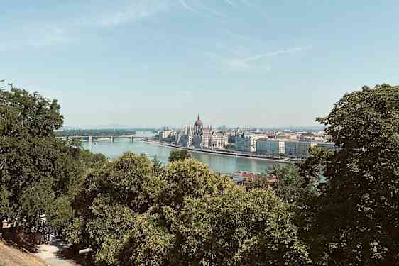 Näkymä Tonavalle ja Pestin puolelle