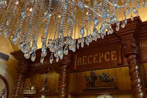 Historiallinen tunnelma hotellin vastaanotossa