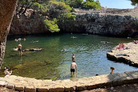 "Dead Sea" -laguuni, jossa vesi on kristallinkirkasta
