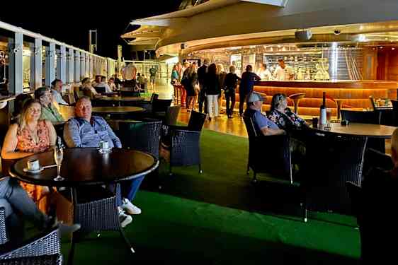 Iltadrinkki baarissa