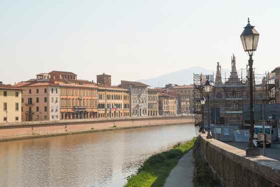 Jokimaisema Pisan kaupungista.