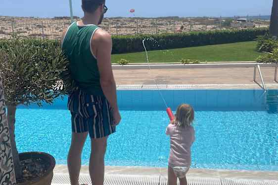 Christian lapsen kanssa uima-altaalla