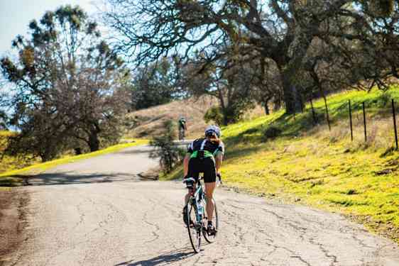 Pyöräilijöitä vuoristotiellä