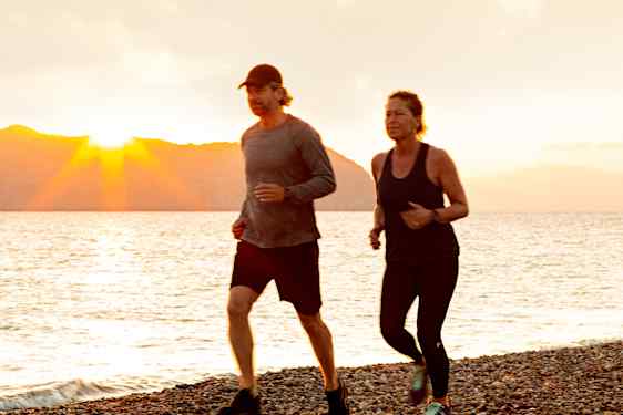 Nainen ja mies lenkkeilemässä