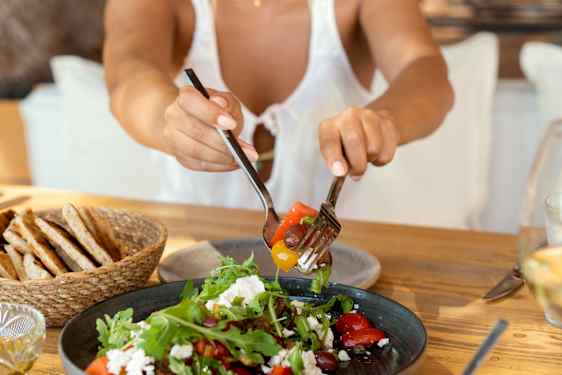 Nainen ruokapöydässä