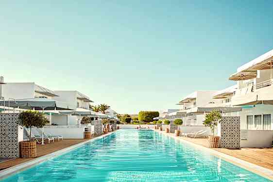 Sunwing Sandy Bay Beach -hotellin Swim Out -huoneistoja