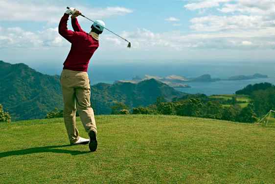 Golfaaja Madeiran jylhissä maisemissa