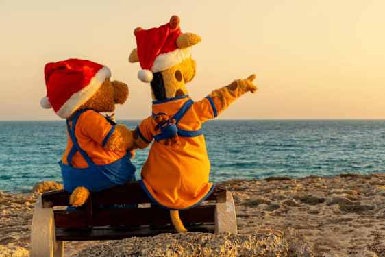 Lollo og Bernie tonttuhatuissa rannalla auringon laskiessa