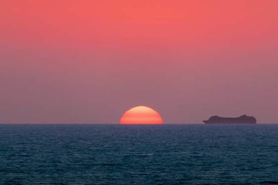 auringonlasku merellä. Foto: Pixabay