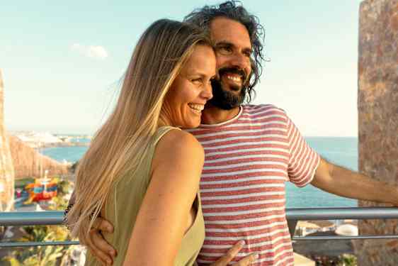 Pariskunta parvekkeell.