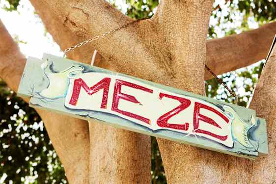 Kyltti puussa, jossa lukee Meze