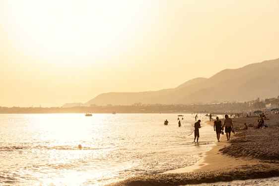 Green Garden -hotellin lähellä oleva hiekkaranta auringonlaskussa