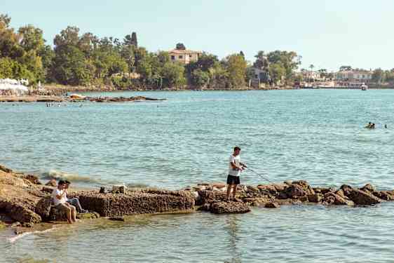 Kalastaja meren rannalla Sidessä